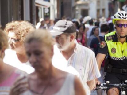 Un agente vigila esta ma&ntilde;ana en bicicleta una calle peatonal de Granada. 