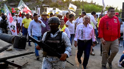 Agentes de la Guardia Nacional resguardan al candidato Manuel Añorve Baños, en Coyuca de Benítez (Guerrero), el 14 de mayo.