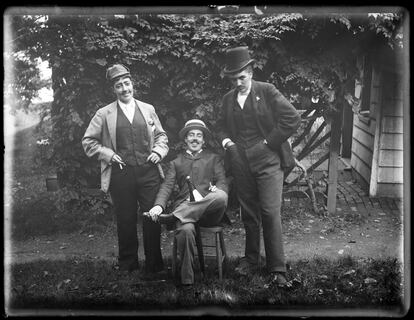 La fotógrafa Alice Austen (sentada), junto a sus amigas Julia Martin y Julia Bredt, todas vestidas de hombre en octubre de 1891.