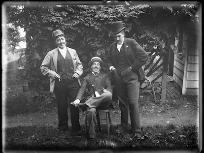 La fotógrafa Alice Austen (sentada), junto a sus amigas Julia Martin y Julia Bredt, todas vestidas de hombre en octubre de 1891.