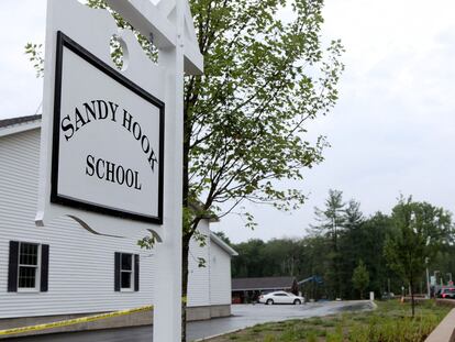 Remington sobre colegio Sandy Hook, en Newtown, Connecticut