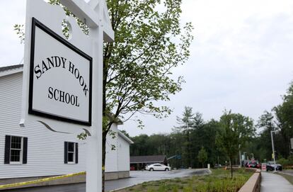 Remington sobre colegio Sandy Hook, en Newtown, Connecticut