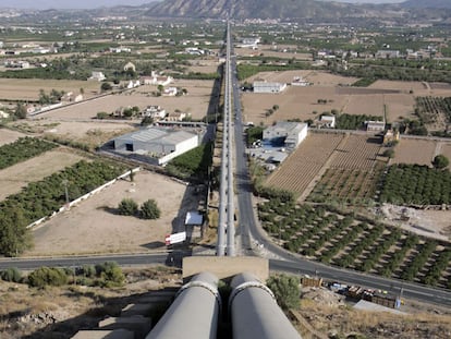 Tuberías de conducción de agua del trasvase Tajo-Segura, a su paso por Orihuela (Alicante).