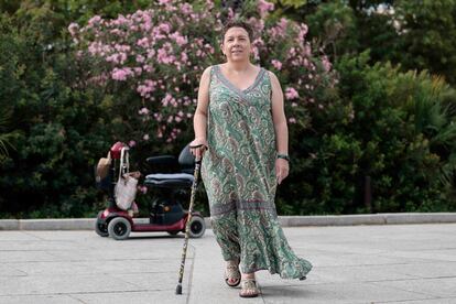 Silvia Sánchez, enferma de artrosis, en el antiguo cauce del Río Turia, en Valencia la pasada semana.


