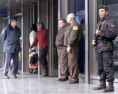 Policías y guardias armados vigilan las puertas de un banco en Montevideo.
