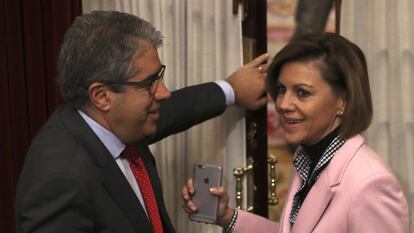 La ministra de Defensa, María Dolores de Cospedal (d) y el portavoz del partido Demócrata Europeo Catalán, Frances Homs del pleno del congreso del pasado día 21.
