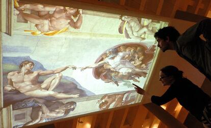 Uno de los techos iluminados demostrando una projección de una parte de la Capilla Sistina pintada por Miguel Angel titulada <i>Closer to the Master</i>.