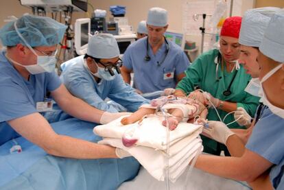 Operación en un hospital de Los Angeles (California).