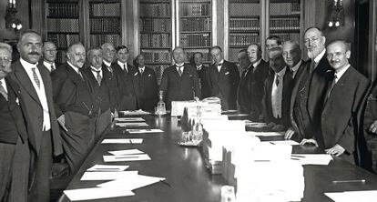 Reuni&oacute;n en el Instituto de Estad&iacute;stica italiano, con Mussolini en el centro.