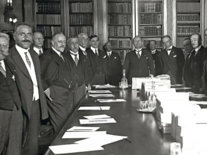 Reuni&oacute;n en el Instituto de Estad&iacute;stica italiano, con Mussolini en el centro.