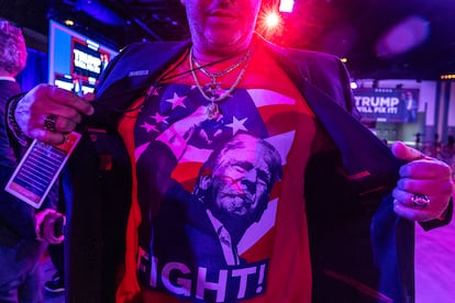 Un partidario de Donald Trump, en la fiesta de la noche electoral en el Centro de Convenciones  de West Palm Beach, Florida.