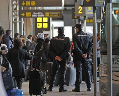 Dos polic&iacute;as patrullan la T-4 del aeropuerto de Madrid Barajas, tras los atentados de Par&iacute;s, en enero pasado.