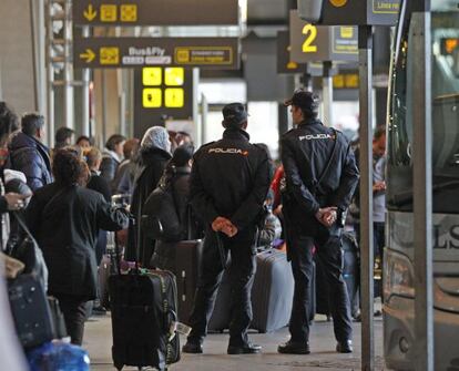 Dos policías patrullan la T-4 del aeropuerto de Madrid Barajas, tras los atentados de París, en enero pasado.