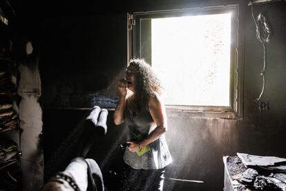Una mujer israelí, cuyos hijos han sido tomados como rehenes y cuya madre y sobrina han sido asesinadas, llora durante su visita a la casa calcinada de su difunta madre, este lunes en el kibutz de Nir Oz, en Israel. 