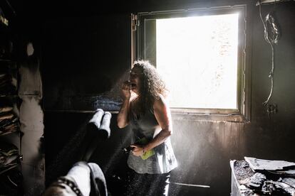 Una mujer israelí, cuyos hijos han sido tomados como rehenes y cuya madre y sobrina han sido asesinadas, llora durante su visita a la casa calcinada de su difunta madre, este lunes en el kibutz de Nir Oz, en Israel.