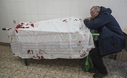 Serhii, padre de la adolescente Iliya, llora sobre su cuerpo sin vida en una camilla de una maternidad convertida en sala médica en Mariúpol (Ucrania), este jueves.