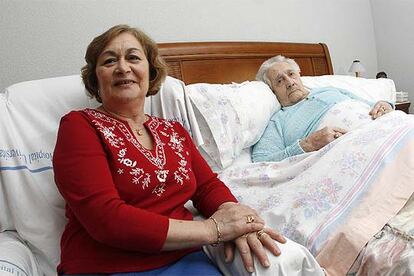 María Medina (izquierda) y su madre, Micaela Sánchez.