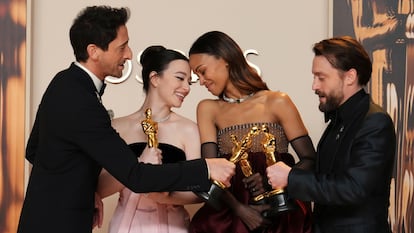 Adrien Brody, Mikey Madison, Zoe Saldaña y Kieran Culkin tras ganar sus premios Oscar, este domingo.