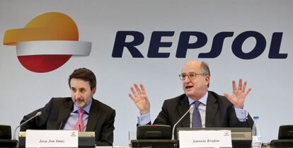 El presidente de Repsol, Antonio Brufau (d) y el consejero delegado, Josu Jon Imaz.