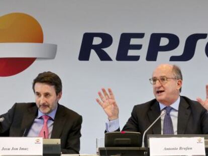 El presidente de Repsol, Antonio Brufau (d) y el consejero delegado, Josu Jon Imaz.