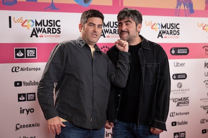 El grupo Estopa, en la alfombra roja de la cena de nominados de Los 40 Music Awards celebrada en el museo marítimo.