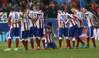 Arda Turan reza durante la tanda de penaltis ante el Leverkusen. 