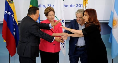 Mujica estrecha la mano de los presidentes de Brasil, Dilma Rousseff, Argentina, Cristina Kirchner, y Venezuela, Hugo Chávez, antes de la Cumbre Extraordinaria de Mercosur en Brasilia, el 31 de julio de 2012.
