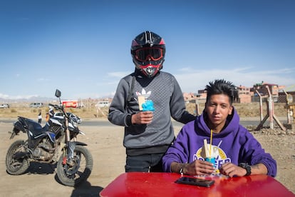 Los clientes pasan un buen rato en el establecimiento, hasta que les rellenan de nuevo una parte del helado gratis. Unos veinteañeros llegan en moto a comprar sus granizados.  