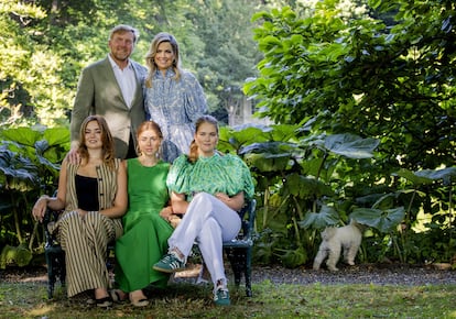 Den Haag (Netherlands), 30/06/2025.- Arriba, los reyes Guillermo y Máxima de Holanda y, abajo, sus tres hijas: la princesa Ariane, la princesa Alexia y la princesa Amalia, heredera al trono, en los jardines del palacio Huis ten Bosch en La Haya, Países Bajos, el 30 de junio de 2025. 