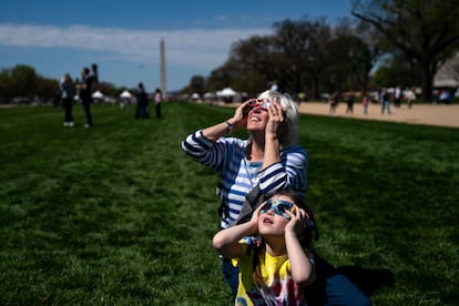 Ciudadanos se reúnen para ver el eclipse parcial en Washington (EE UU).