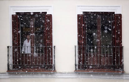 Una mujer contempla desde una ventana la caída de nieve sobre el centro de la capital, el 5 de febrero de 2018.