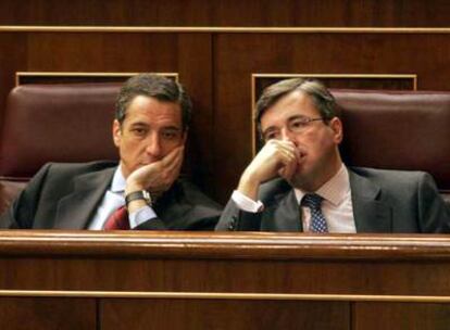 Eduardo Zaplana, portavoz parlamentario del PP, y Ángel Acebes, <i>número dos</i> del partido, en el Congreso de los Diputados.