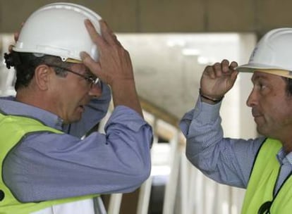 Alberto Ruiz-Gallardón y Manuel Cobo, durante la visita a unas obras en el parque del Manzanares.