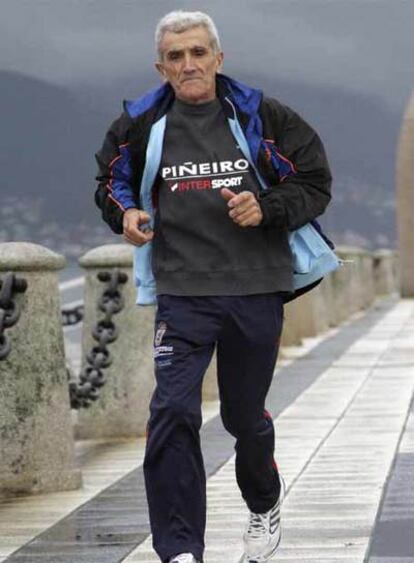 El atleta Manuel Rosales, corriendo por el paseo marítimo de Marín.