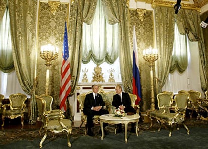 El presidente ruso con el de EE UU, George W. Bush, en uno de los salones del Kremlin, en mayo de 2002.