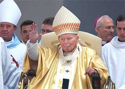 Juan Pablo II saluda a los asistentes a la misa en Banska Bystrica.