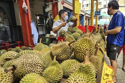 Un vendedor de durián en una calle peatonal de Singapur.