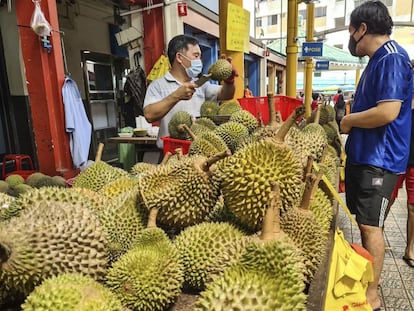 Un vendedor de durián en una calle peatonal de Singapur. 