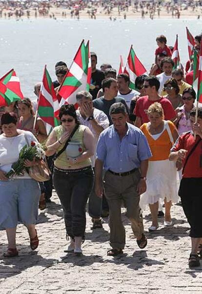 Familiares del etarra Imanol Gómez, con sus cenizas, en el homenaje de ayer.