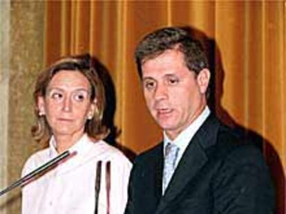 Alberto Fernández y la portavoz del PP, Dolors Nadal.