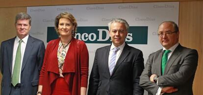 De izquierda a derecha, Antonio Espinosa de los Monteros, consejero delegado de Iberdrola Distribuci&oacute;n El&eacute;ctrica; Blanca Losada, directora de ingenier&iacute;a e innovaci&oacute;n tecnol&oacute;gica de Gas Natural Fenosa; Andr&eacute;s Seco, director general de operaci&oacute;n de Red El&eacute;ctrica Espa&ntilde;ola; y Juan Miguel P&eacute;rez de Andr&eacute;s, director general de la divisi&oacute;n Energy Management de Siemens.