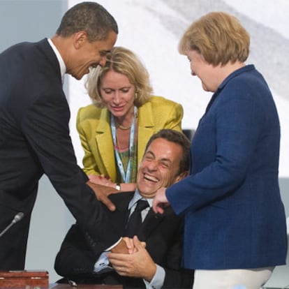 Barack Obama y Angela Merkel bromean con Nicolas Sarkozy durante la cumbre del G-8 en L&#39;Aquila.
