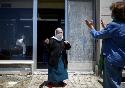 Una voluntaria baila junto a una anciana residente en un centro de mayores en Ain Wazein (Líbano).