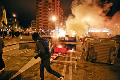 Quema de contenedores en la calle Vitoria, la noche del lunes.