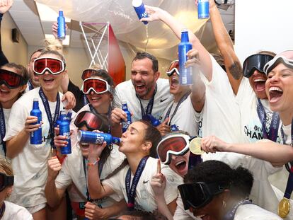 Juan Carlos Amorós celebra el título de la NWSL, el domingo junto a las jugadoras del New Jersey/New York Gotham FC.