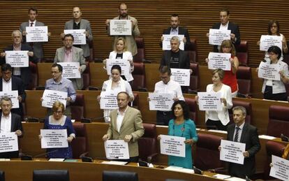 Los diputados socialistas exhibieron carteles durante el minuto de silencio por las v&iacute;ctimas del metro.
