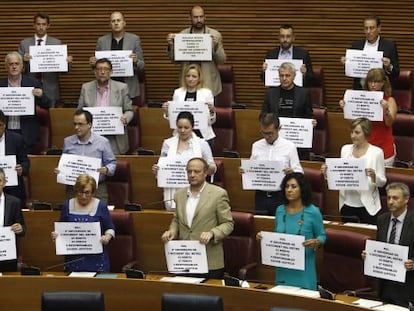 Los diputados socialistas exhibieron carteles durante el minuto de silencio por las v&iacute;ctimas del metro.
