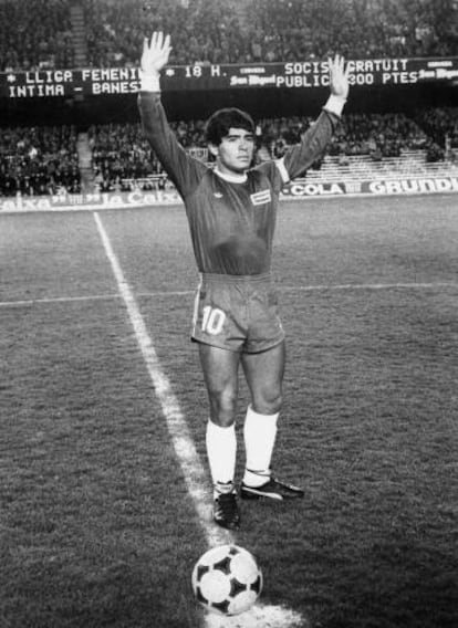 Maradona, con Argentinos Juniors en el Camp Nou en 1979.