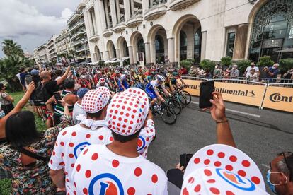 Esta es la segunda vez que el Tour de Francia se inicia en Niza, la anterior fue en 1981. En la imagen, aficionados al ciclismo fotografían al pelotón durante la primera etapa.