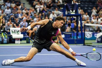 Shelton devuelve la pelota durante el partido contra Tiafoe en la central de Nueva York.